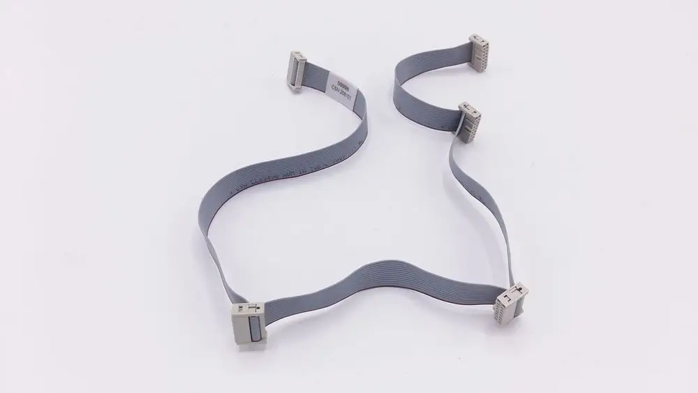 Flaches, graues Kabel mit mehreren Anschlusssteckern, geeignet für die Verbindung von Platinen. Hersteller: Remeha.